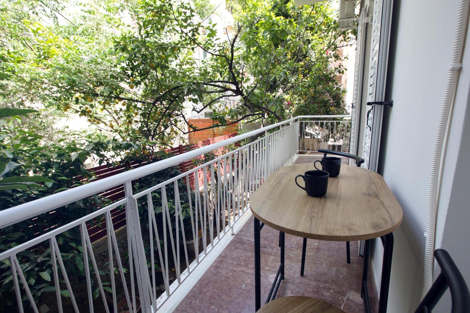 Libra In Apartment Nafplio